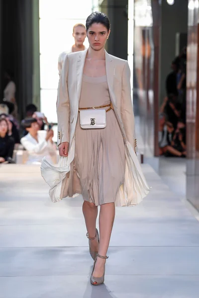 Look 16